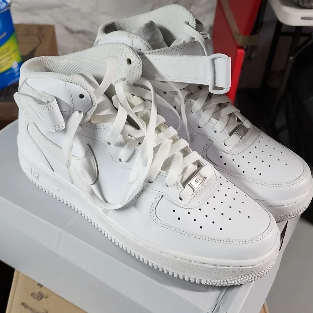 AF1 - Picture 2 of 3